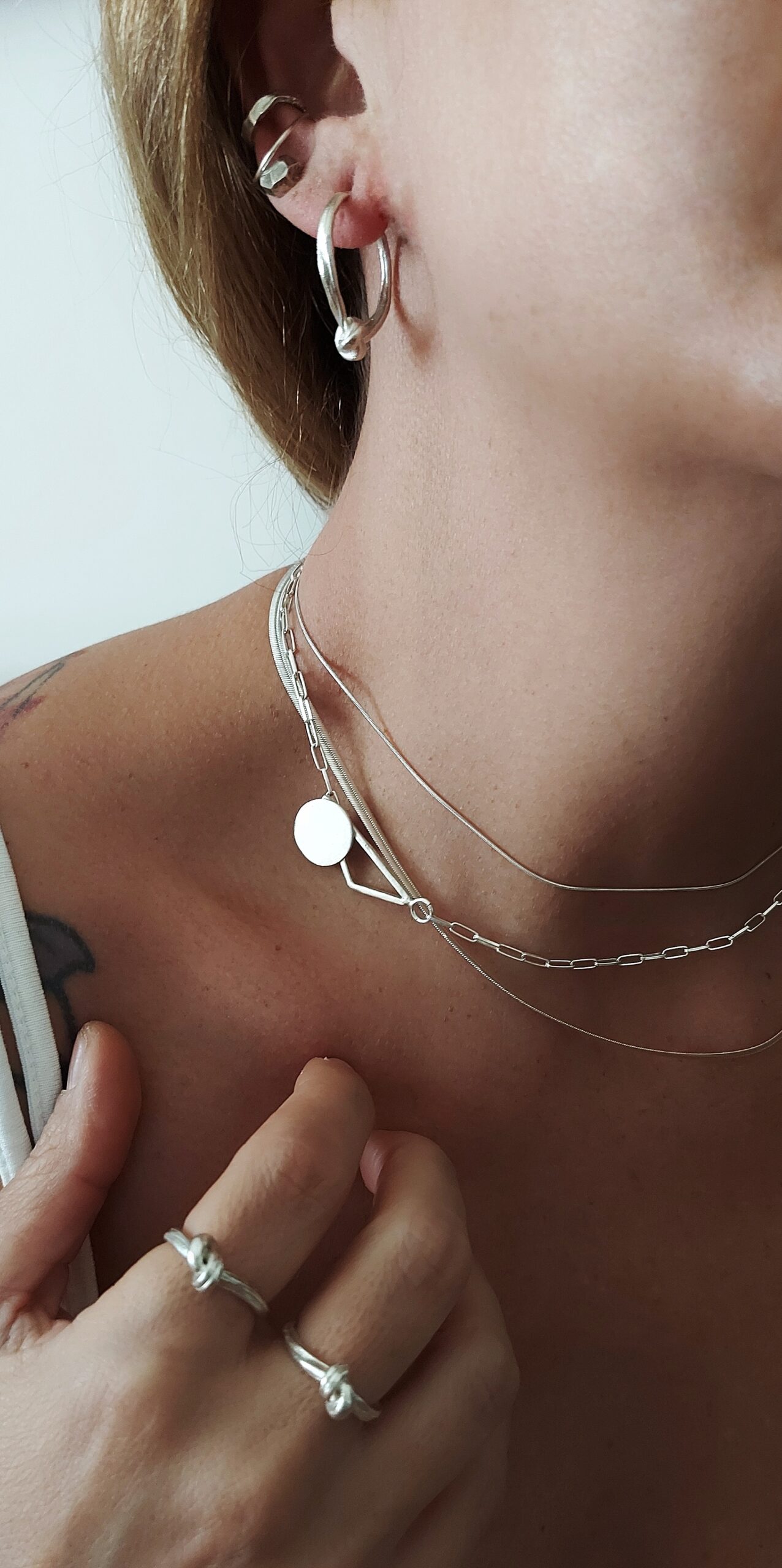 Triangle and round necklace - Image 3