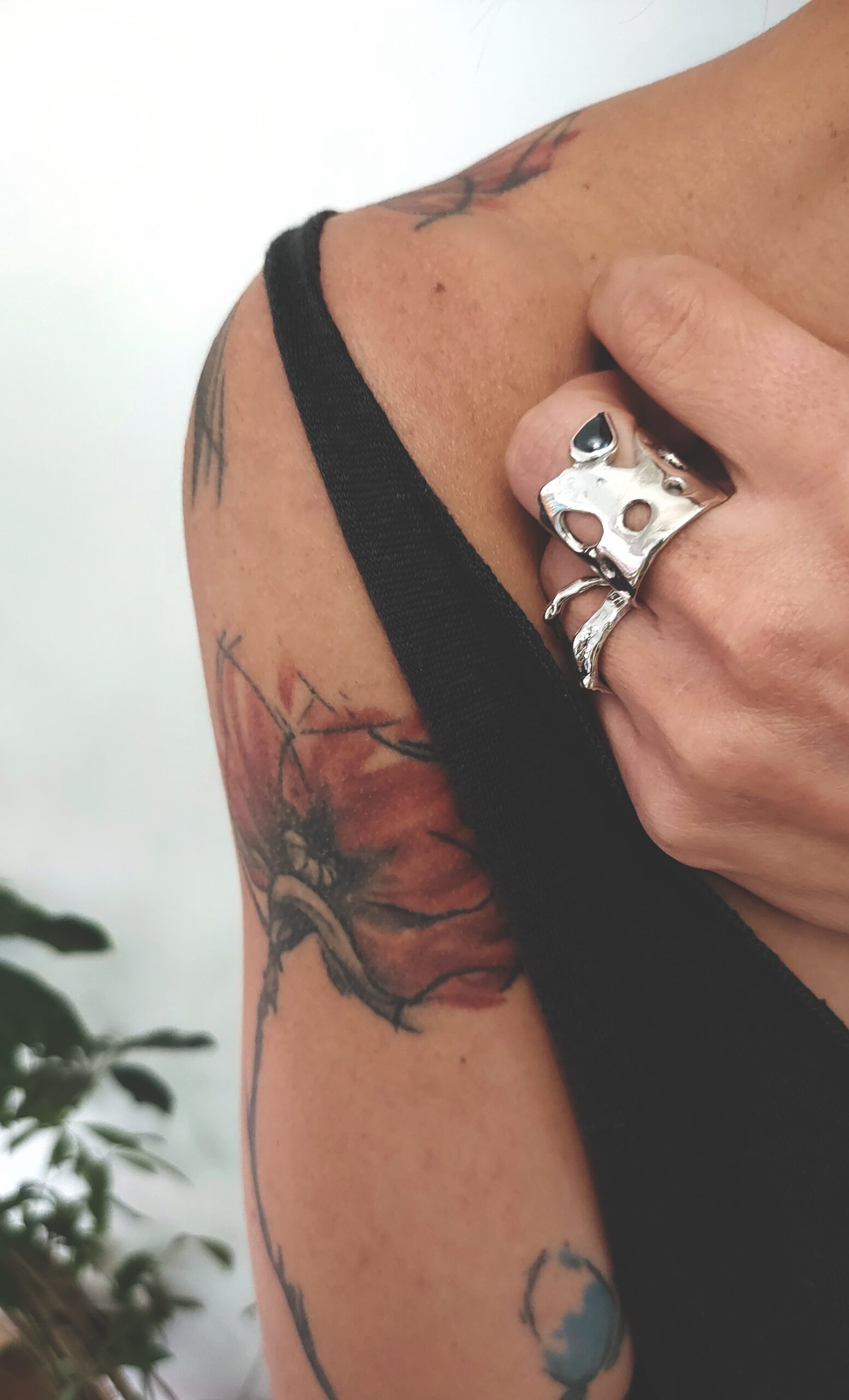 Organic wide ring with black teardrop stone - Image 2