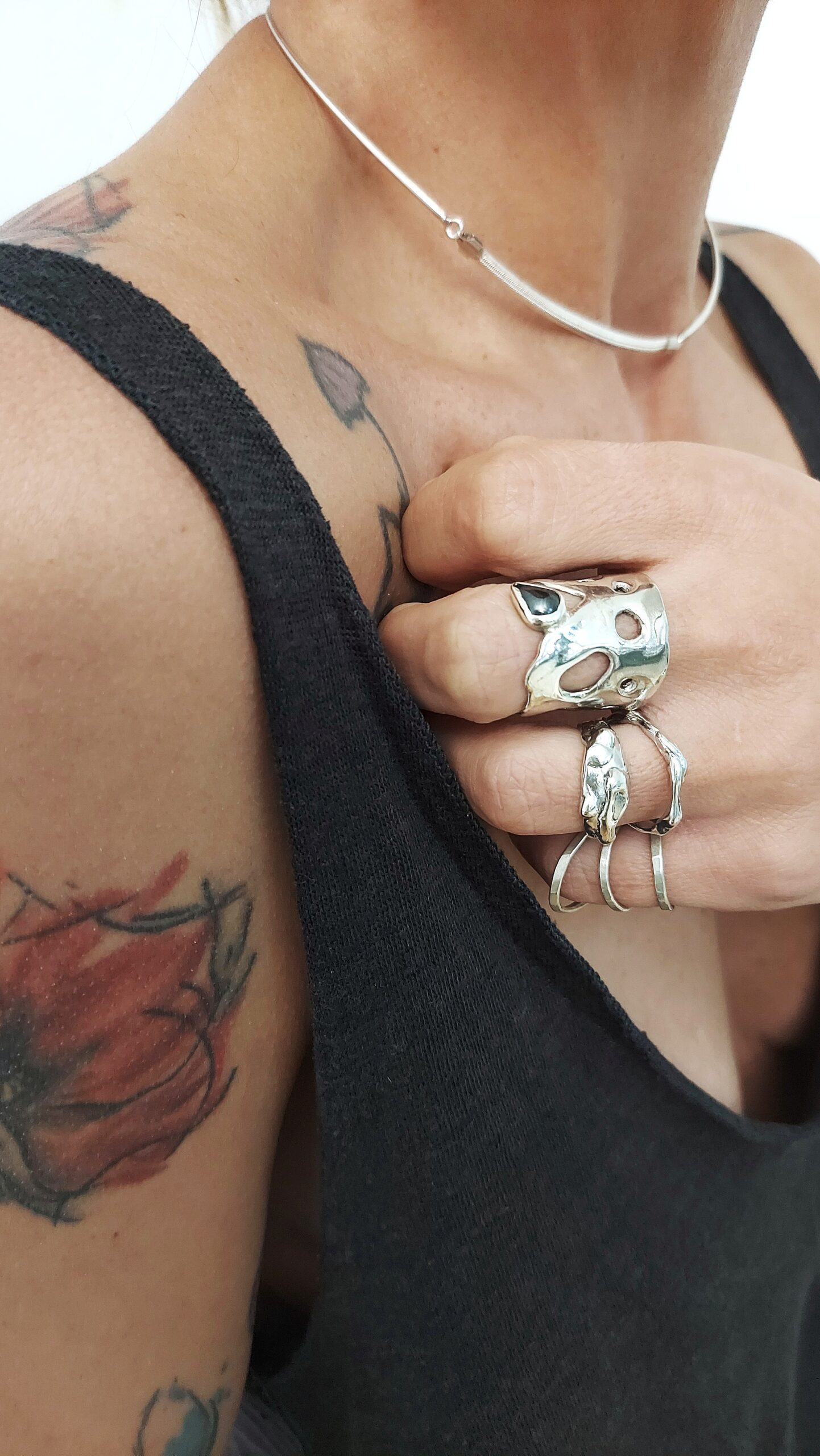 Organic wide ring with black teardrop stone - Image 3
