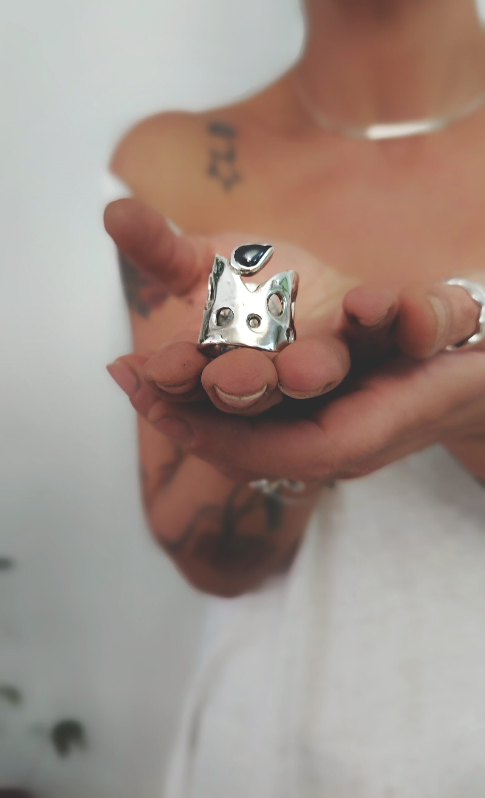 Organic wide ring with black teardrop stone - Image 4