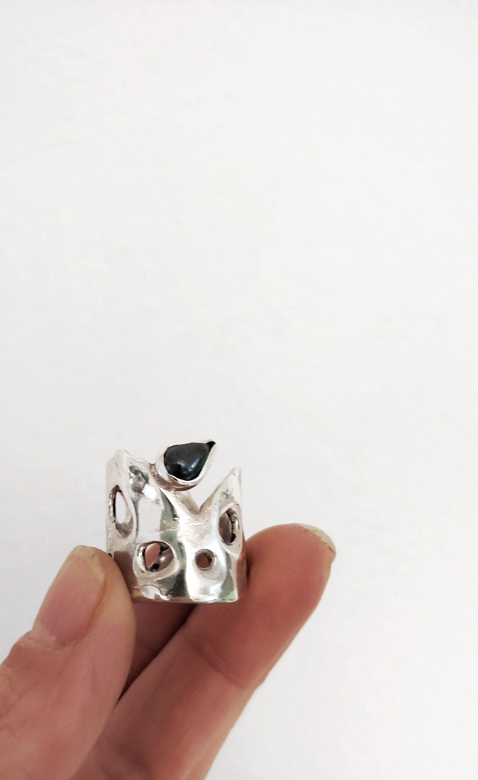 Organic wide ring with black teardrop stone - Image 6